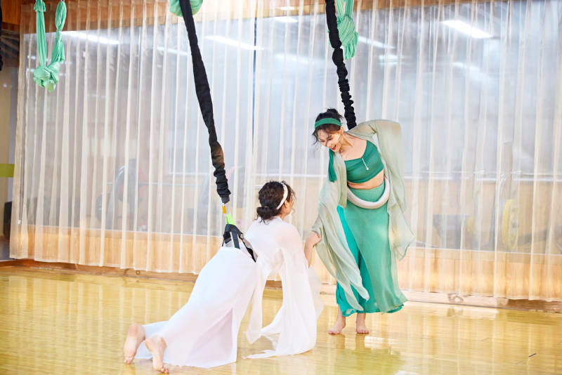 在舞蹈室练习燃脂活力带舞蹈图片