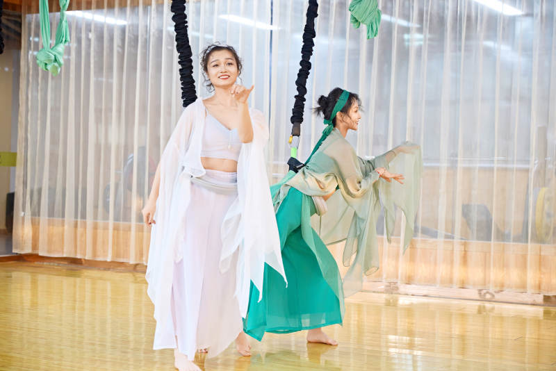 在舞蹈室练习燃脂活力带舞蹈图片