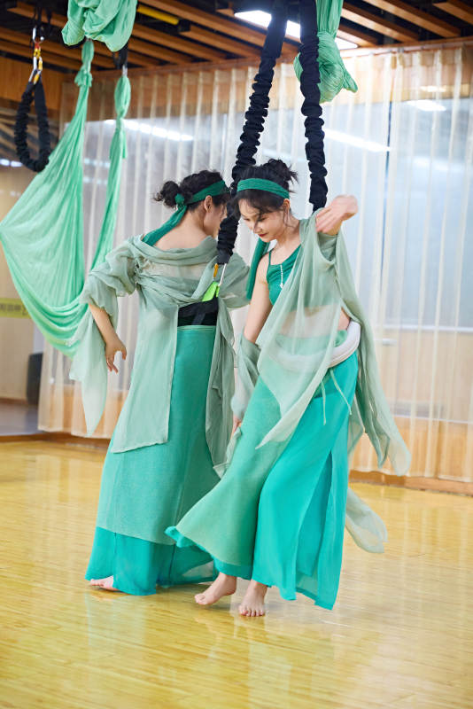 在舞蹈室练习燃脂活力带舞蹈图片