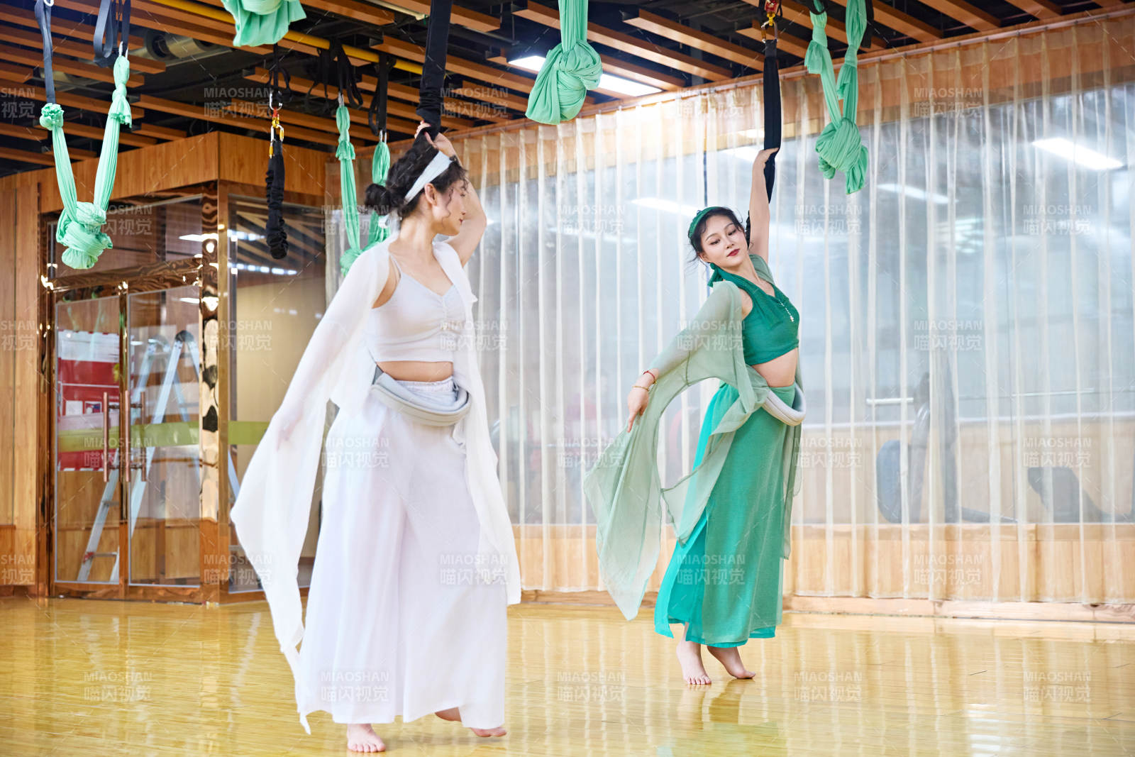 在舞蹈室练习燃脂活力带舞蹈图片