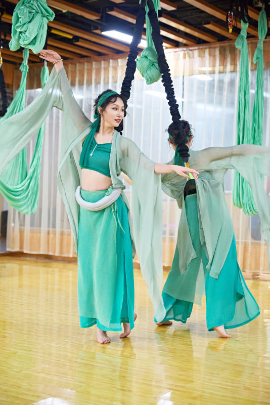 在舞蹈室练习燃脂活力带舞蹈图片