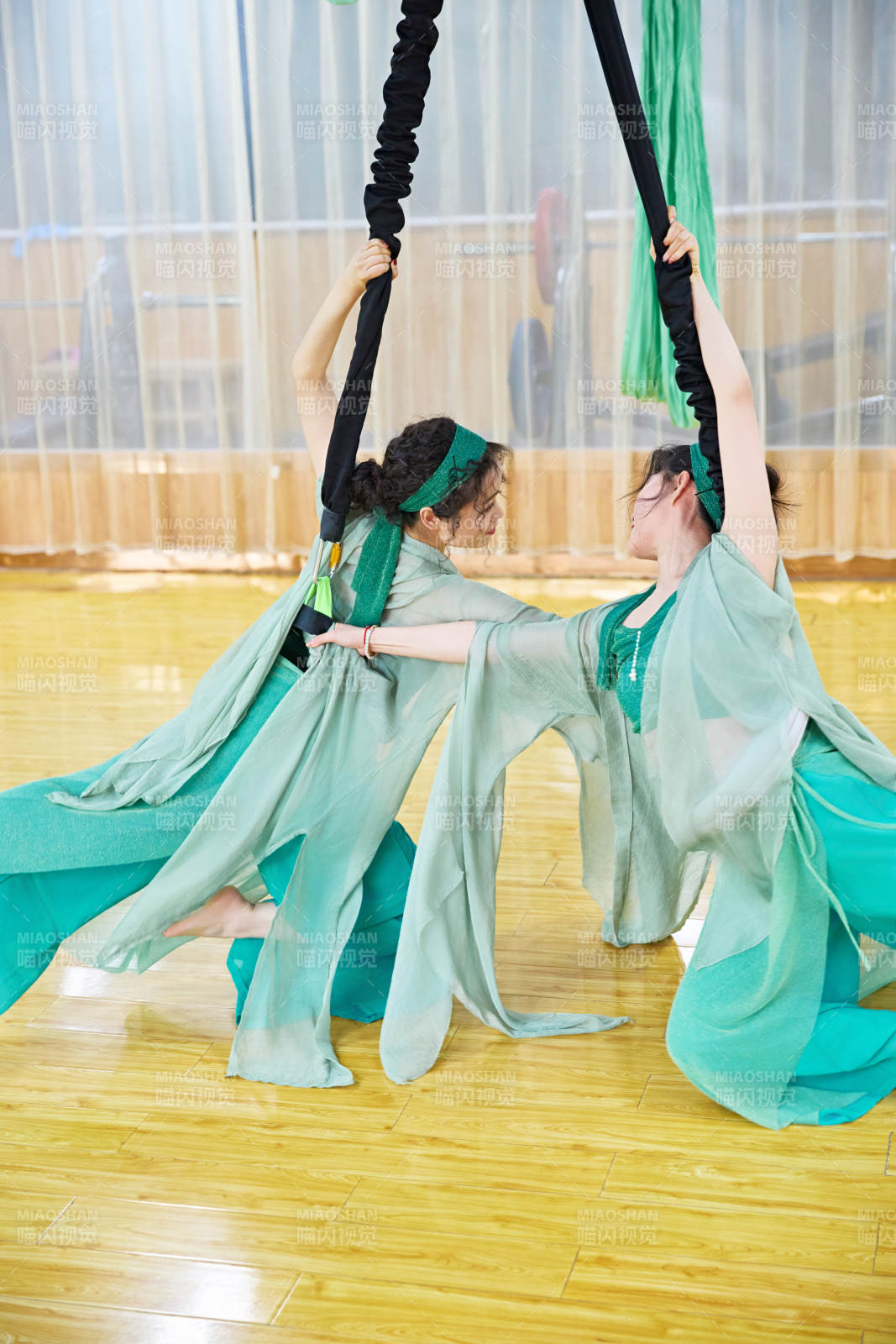 在舞蹈室练习燃脂活力带舞蹈图片