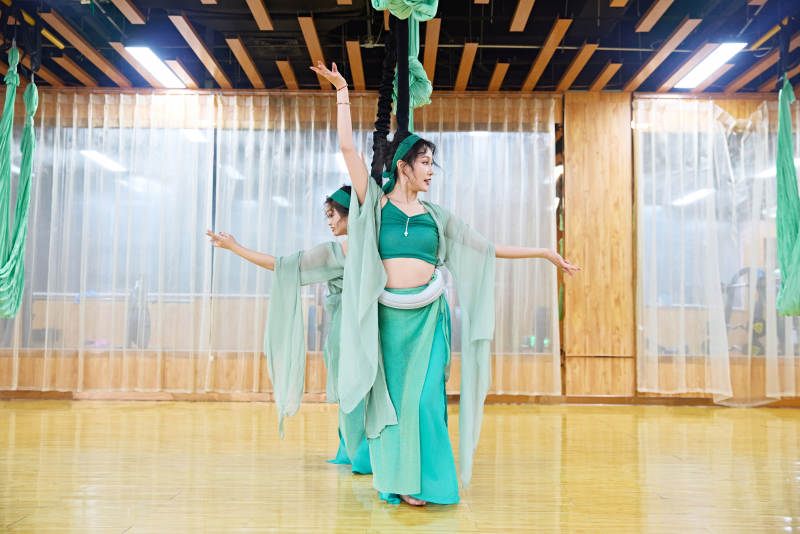 在舞蹈室练习燃脂活力带舞蹈图片