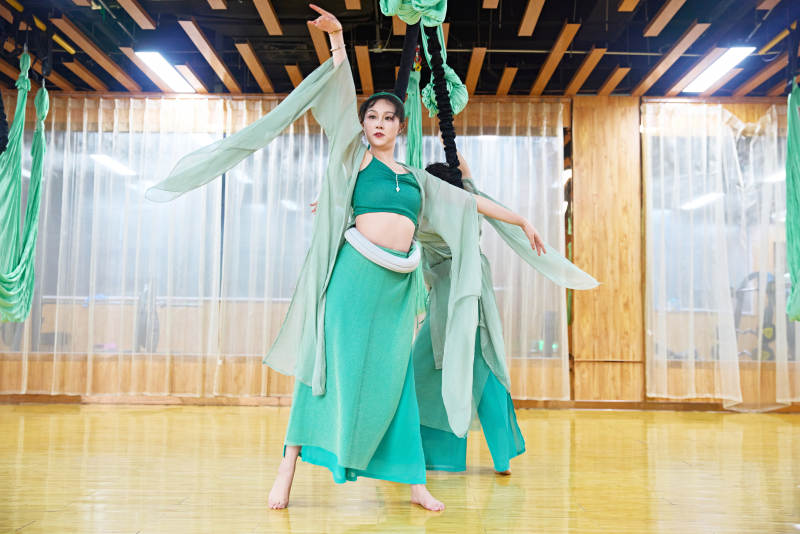 在舞蹈室练习燃脂活力带舞蹈图片