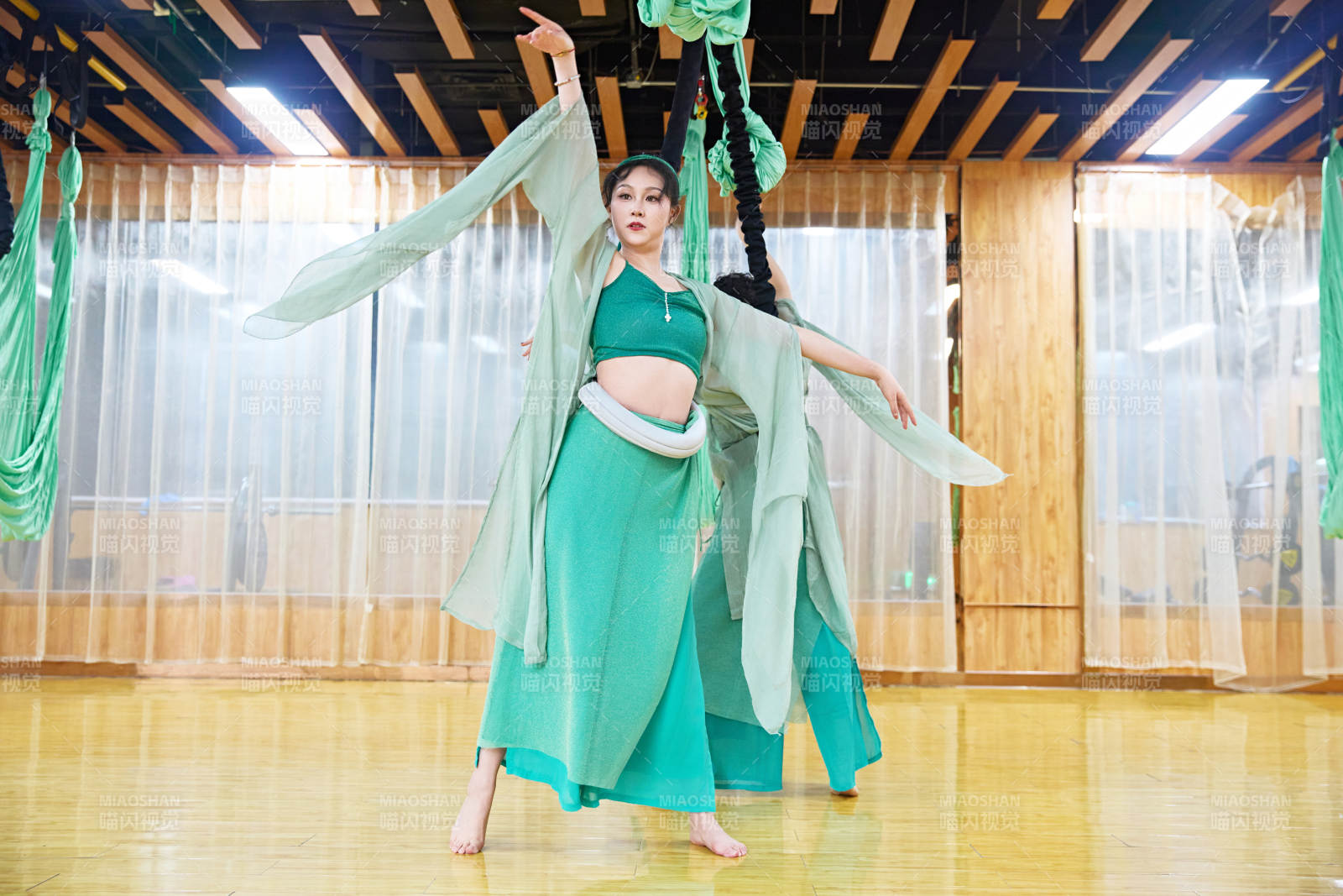 在舞蹈室练习燃脂活力带舞蹈图片