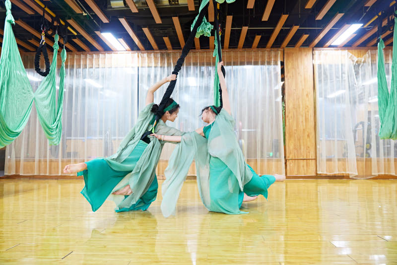 在舞蹈室练习燃脂活力带舞蹈图片