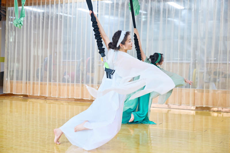 在舞蹈室练习燃脂活力带舞蹈图片