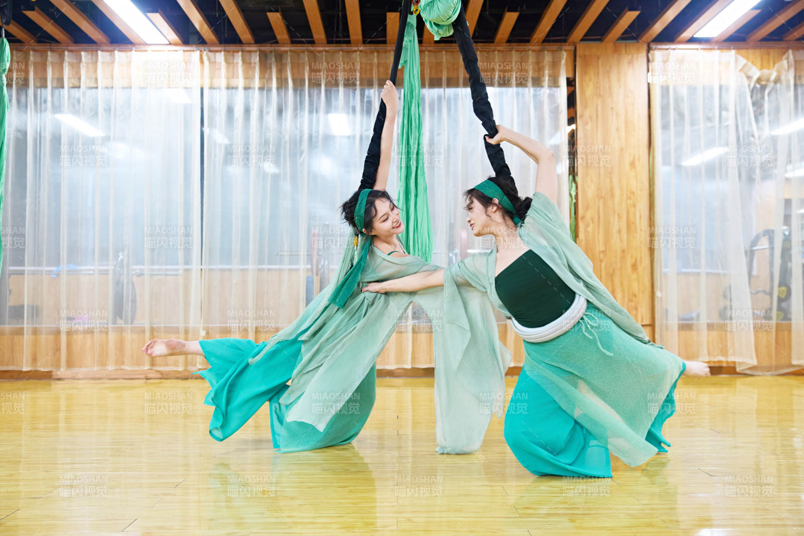 在舞蹈室练习燃脂活力带舞蹈图片