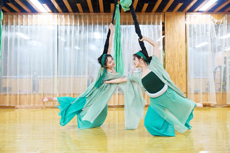 在舞蹈室练习燃脂活力带舞蹈图片