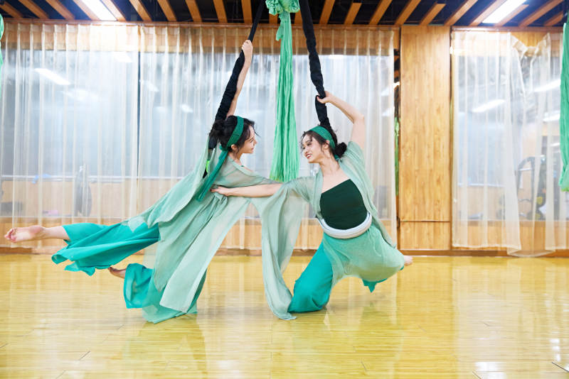 在舞蹈室练习燃脂活力带舞蹈图片