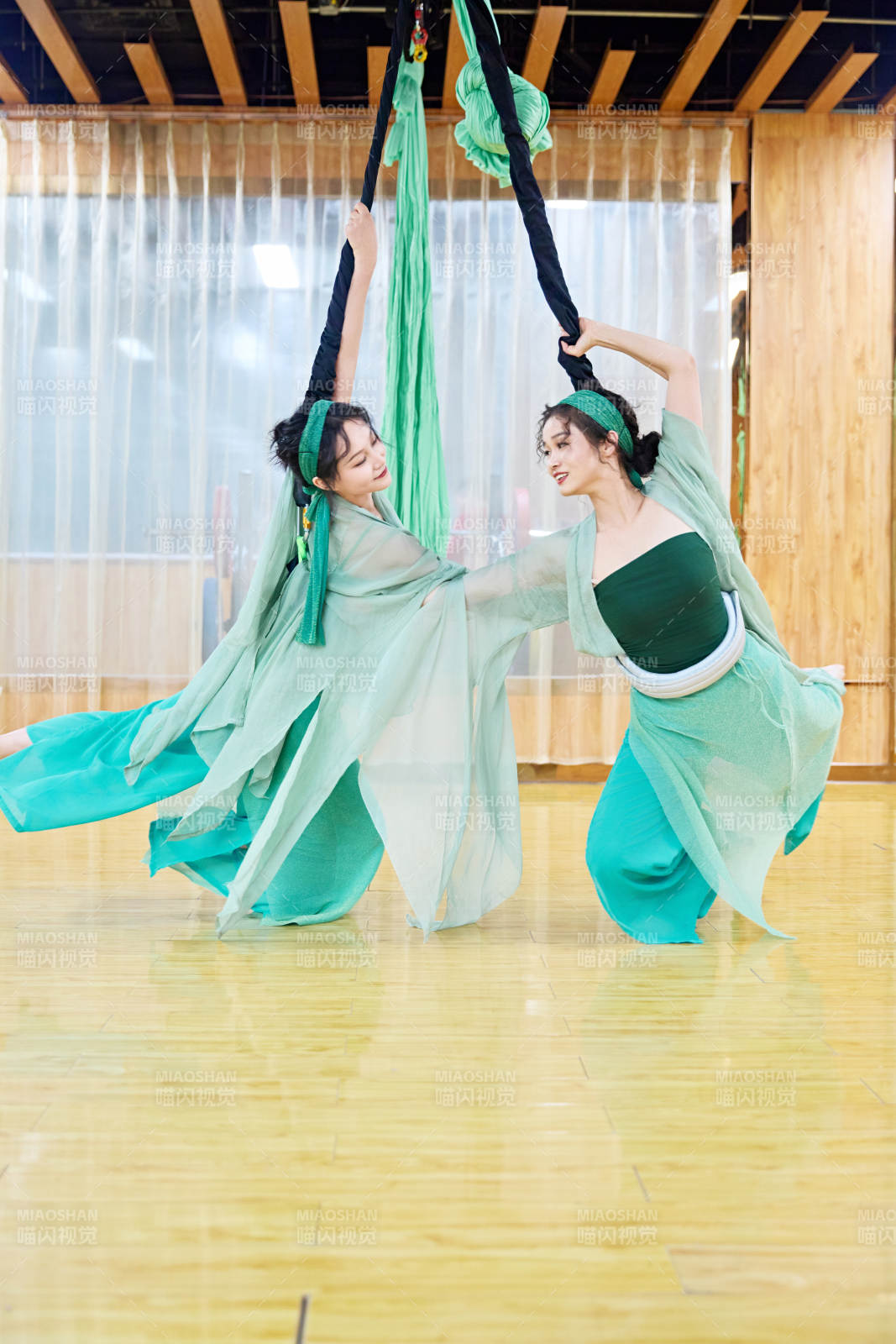 在舞蹈室练习燃脂活力带舞蹈图片