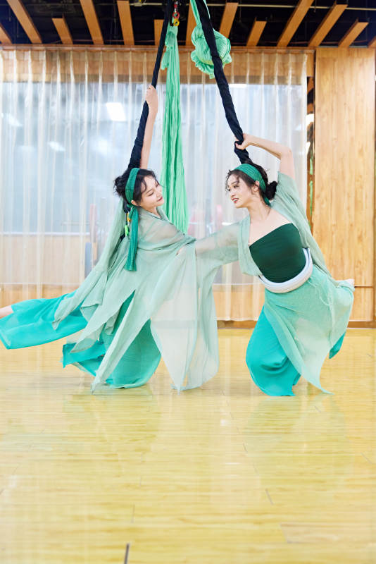 在舞蹈室练习燃脂活力带舞蹈图片