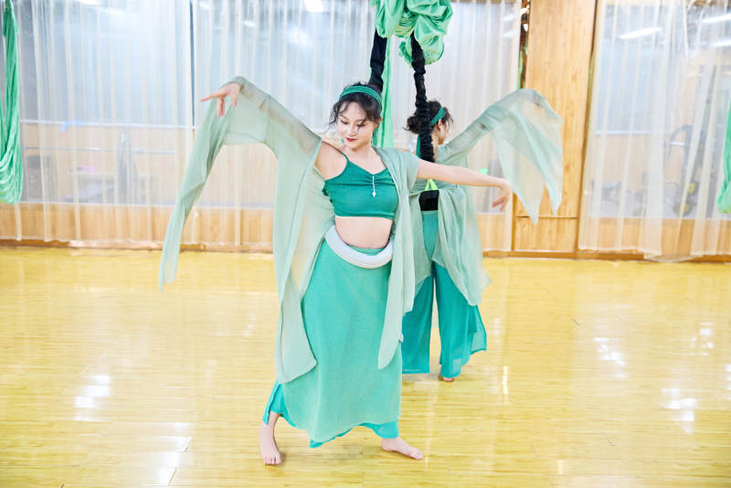 在舞蹈室练习燃脂活力带舞蹈图片