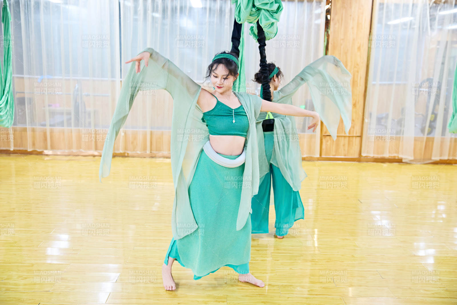在舞蹈室练习燃脂活力带舞蹈图片