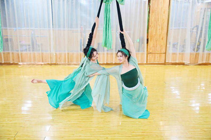 在舞蹈室练习燃脂活力带舞蹈图片