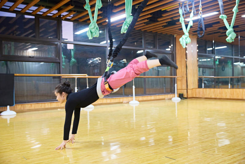 在舞蹈室练习燃脂活力带舞蹈图片