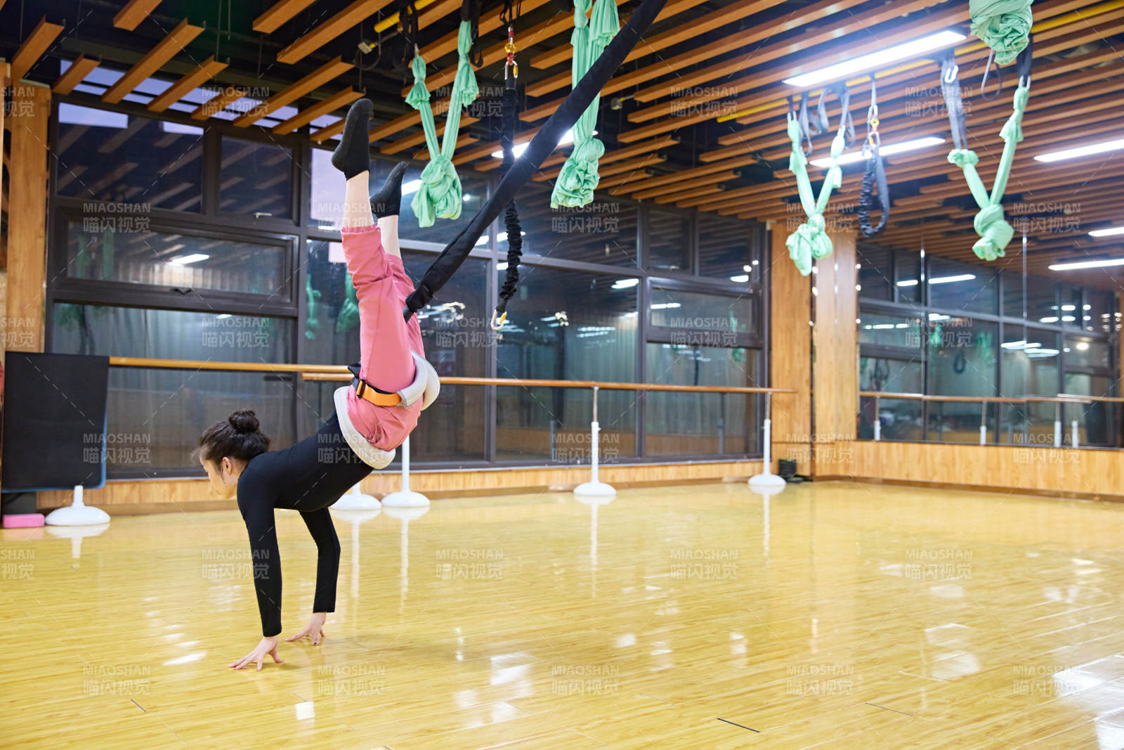 在舞蹈室练习燃脂活力带舞蹈图片