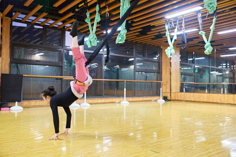 在舞蹈室练习燃脂活力带舞蹈图片