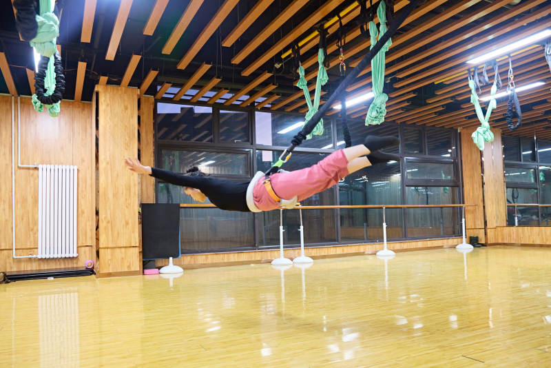 在舞蹈室练习燃脂活力带舞蹈图片