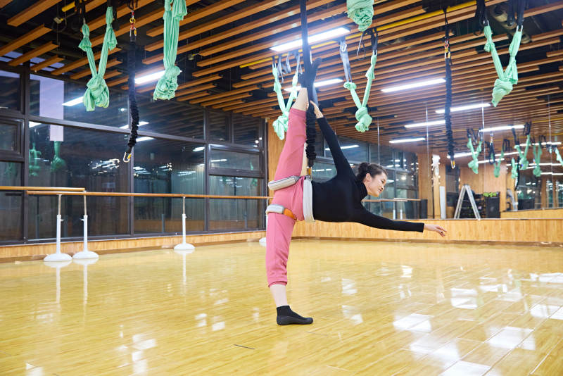 在舞蹈室练习燃脂活力带舞蹈图片