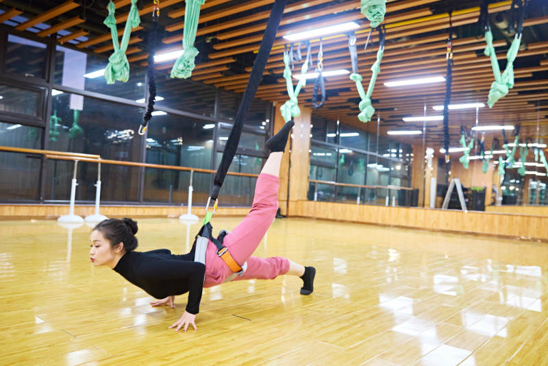 在舞蹈室练习燃脂活力带舞蹈图片