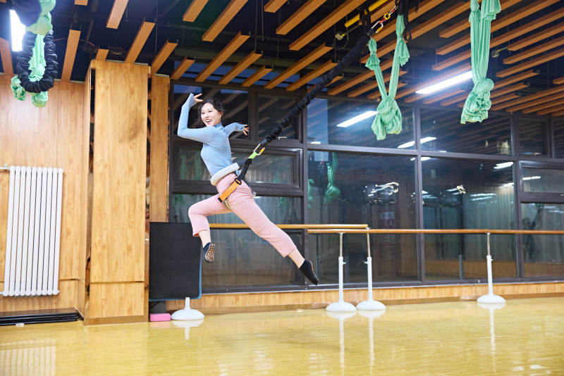 在舞蹈室练习燃脂活力带舞蹈图片