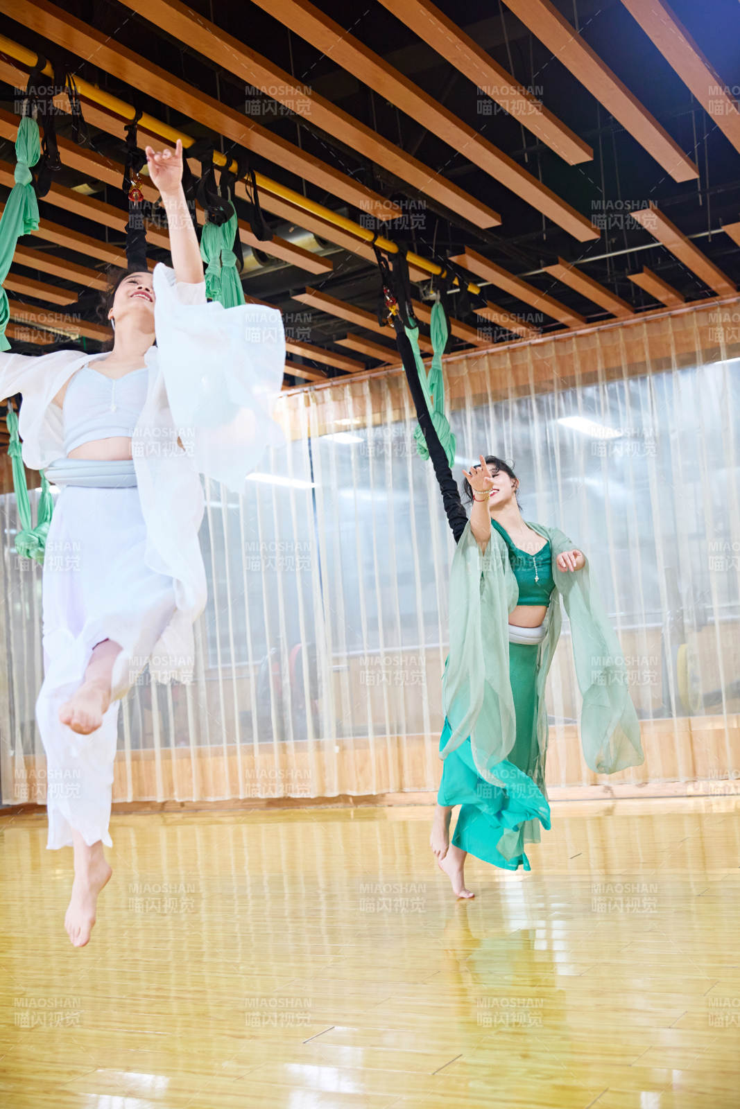 在舞蹈室练习燃脂活力带舞蹈图片