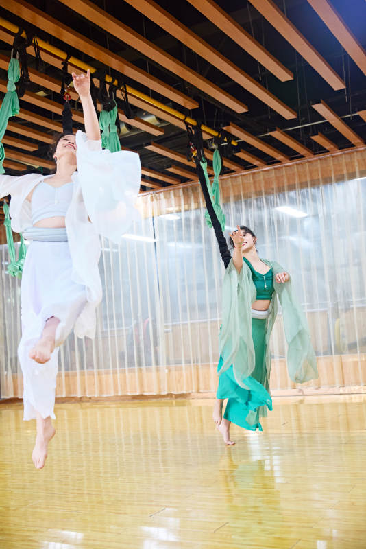 在舞蹈室练习燃脂活力带舞蹈图片