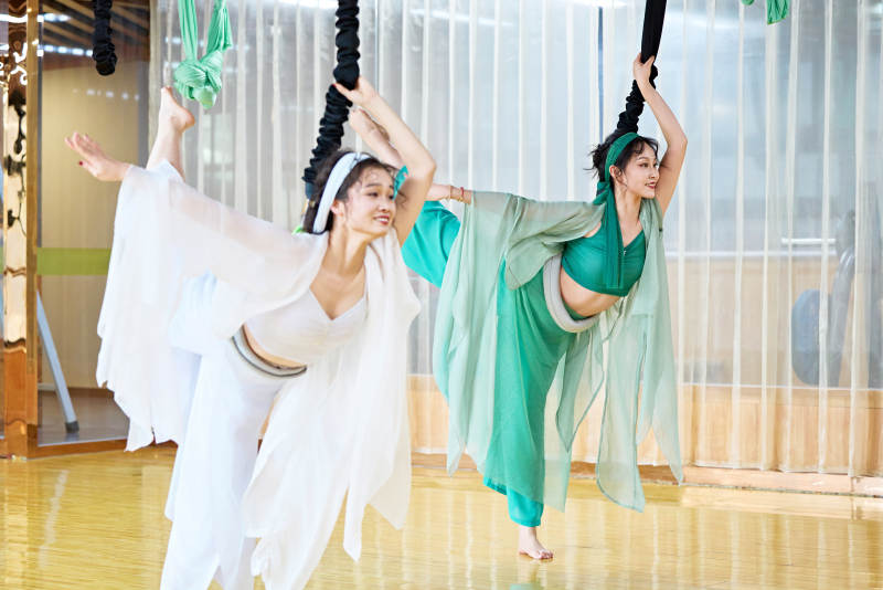 在舞蹈室练习燃脂活力带舞蹈图片