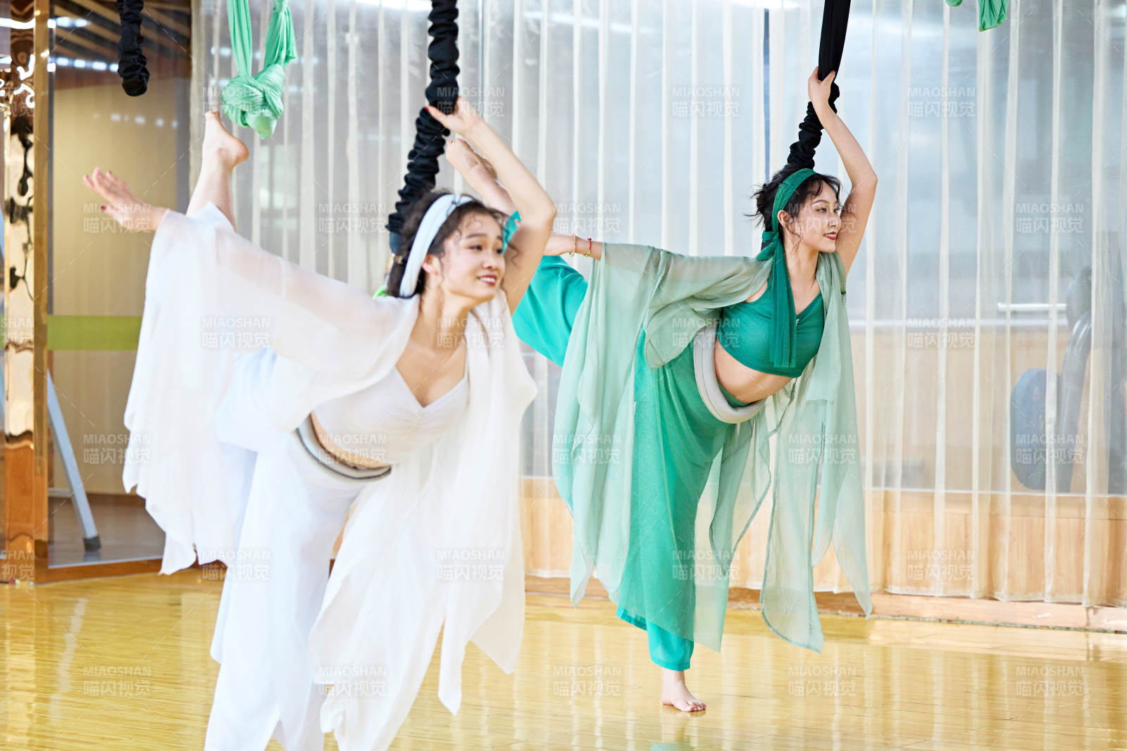 在舞蹈室练习燃脂活力带舞蹈图片