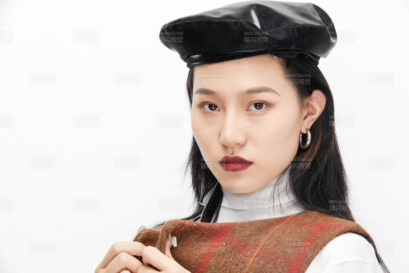 身穿复古服装的亚洲少女人像图片