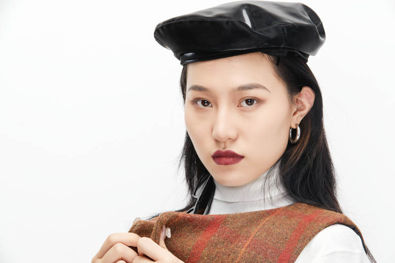 身穿复古服装的亚洲少女人像图片