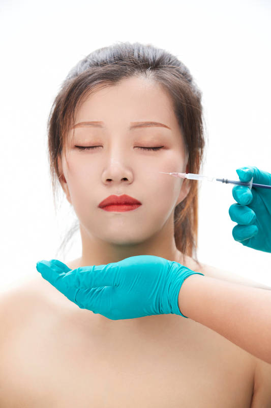 做面部注射整形的亚洲女士图片