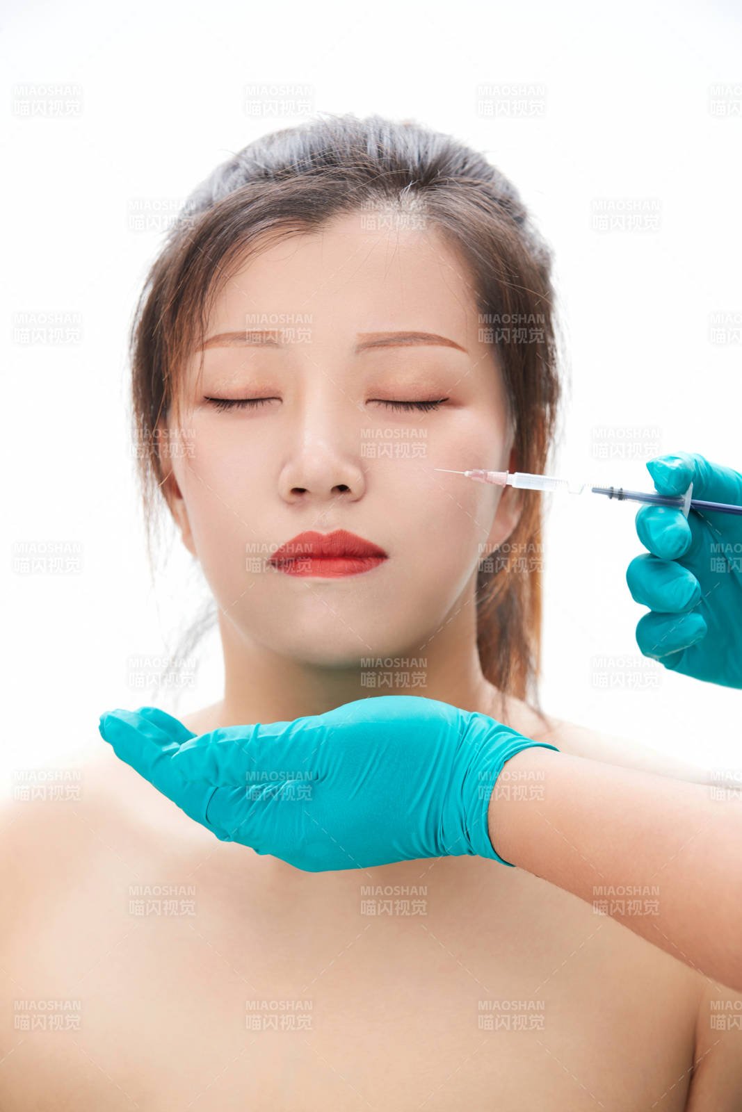 做面部注射整形的亚洲女士图片