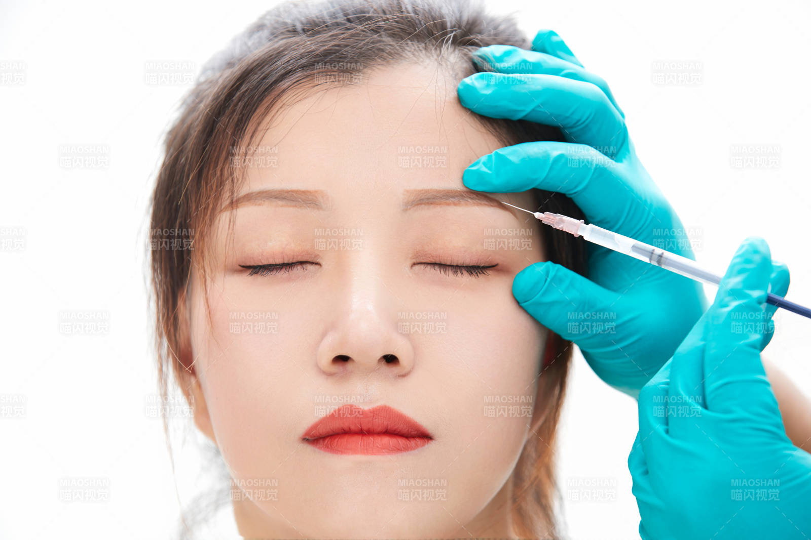 做面部注射整形的亚洲女士图片