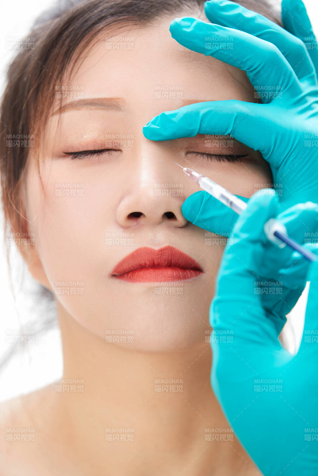 做面部注射整形的亚洲女士图片