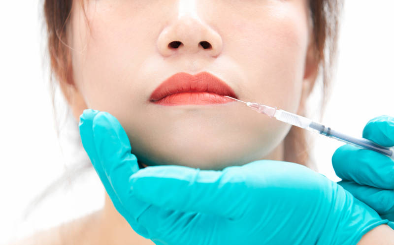 做面部注射整形的亚洲女士图片