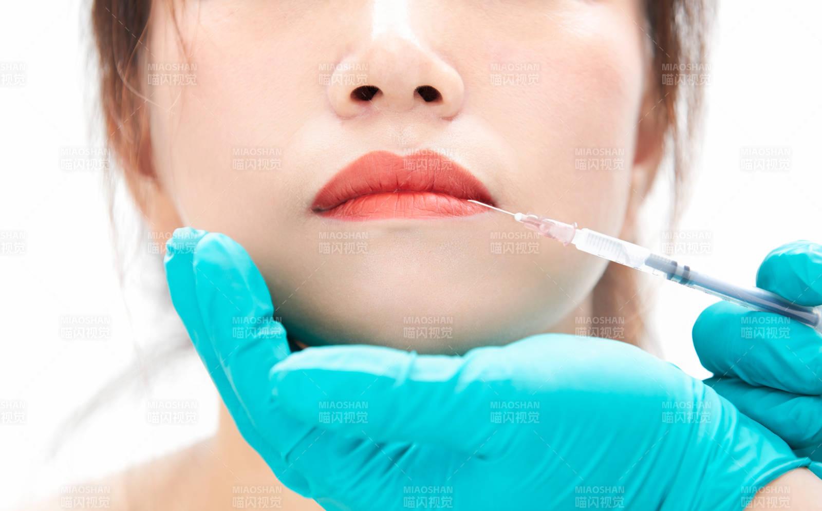 做面部注射整形的亚洲女士图片