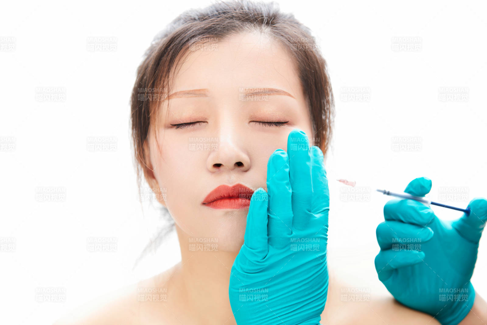 做面部注射整形的亚洲女士图片