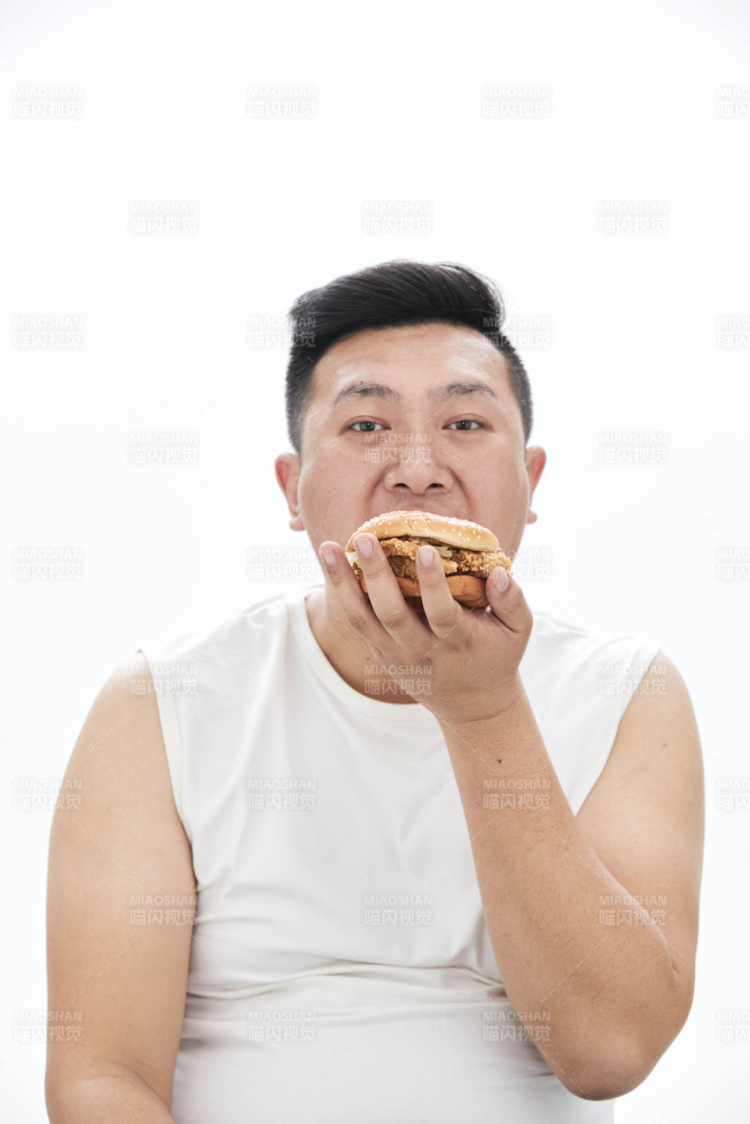 大吃特吃各种食物的肥胖亚洲男子图片