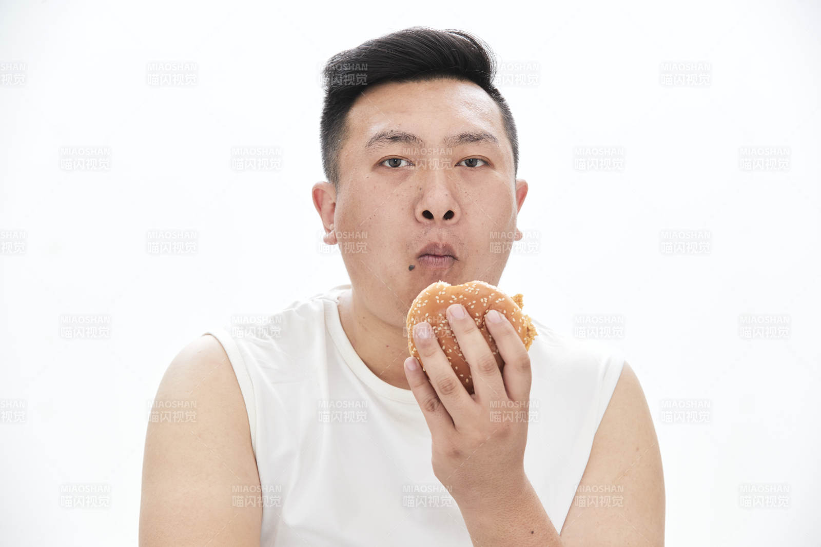 大吃特吃各种食物的肥胖亚洲男子图片