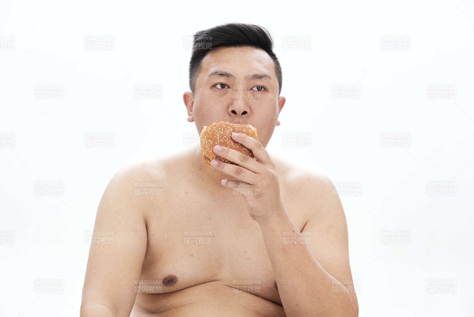 大吃特吃各种食物的肥胖亚洲男子图片