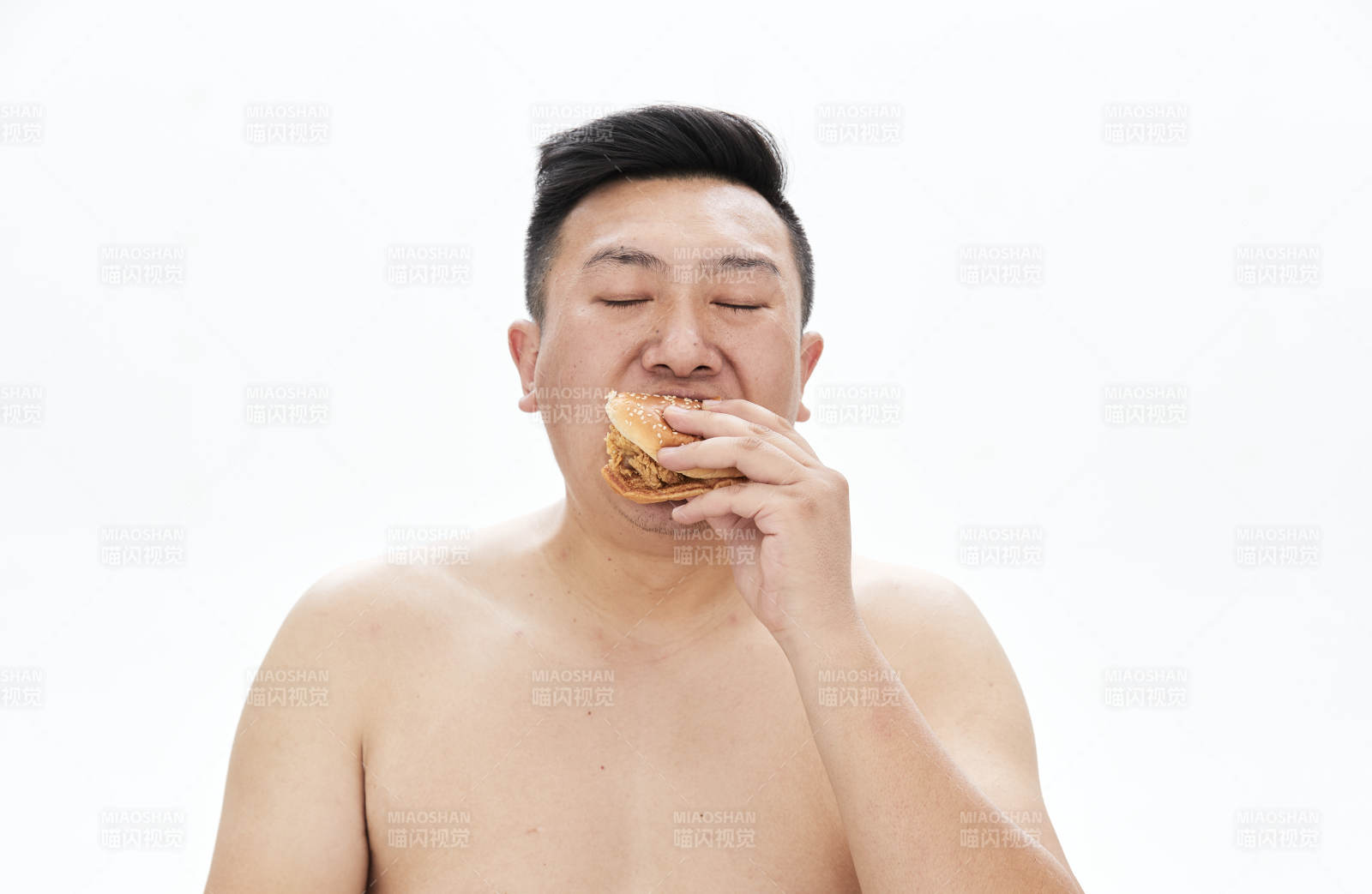 大吃特吃各种食物的肥胖亚洲男子图片