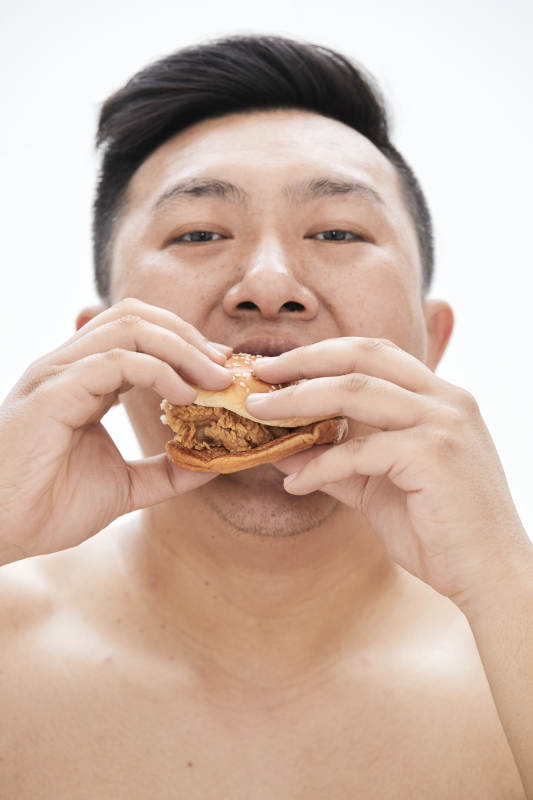 大吃特吃各种食物的肥胖亚洲男子图片