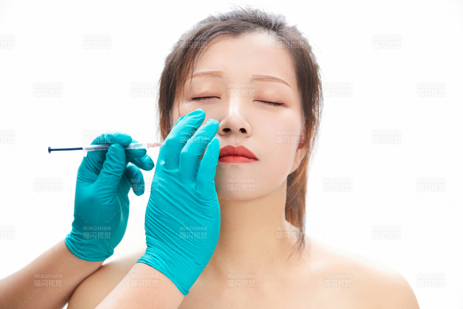 做面部注射整形的亚洲女士图片