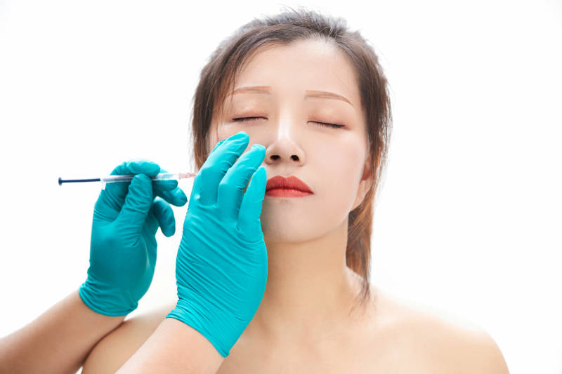 做面部注射整形的亚洲女士图片