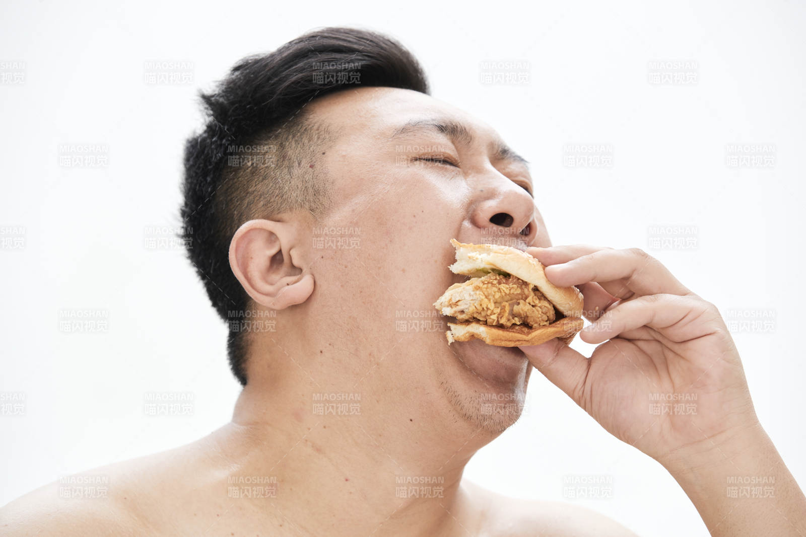 大吃特吃各种食物的肥胖亚洲男子图片