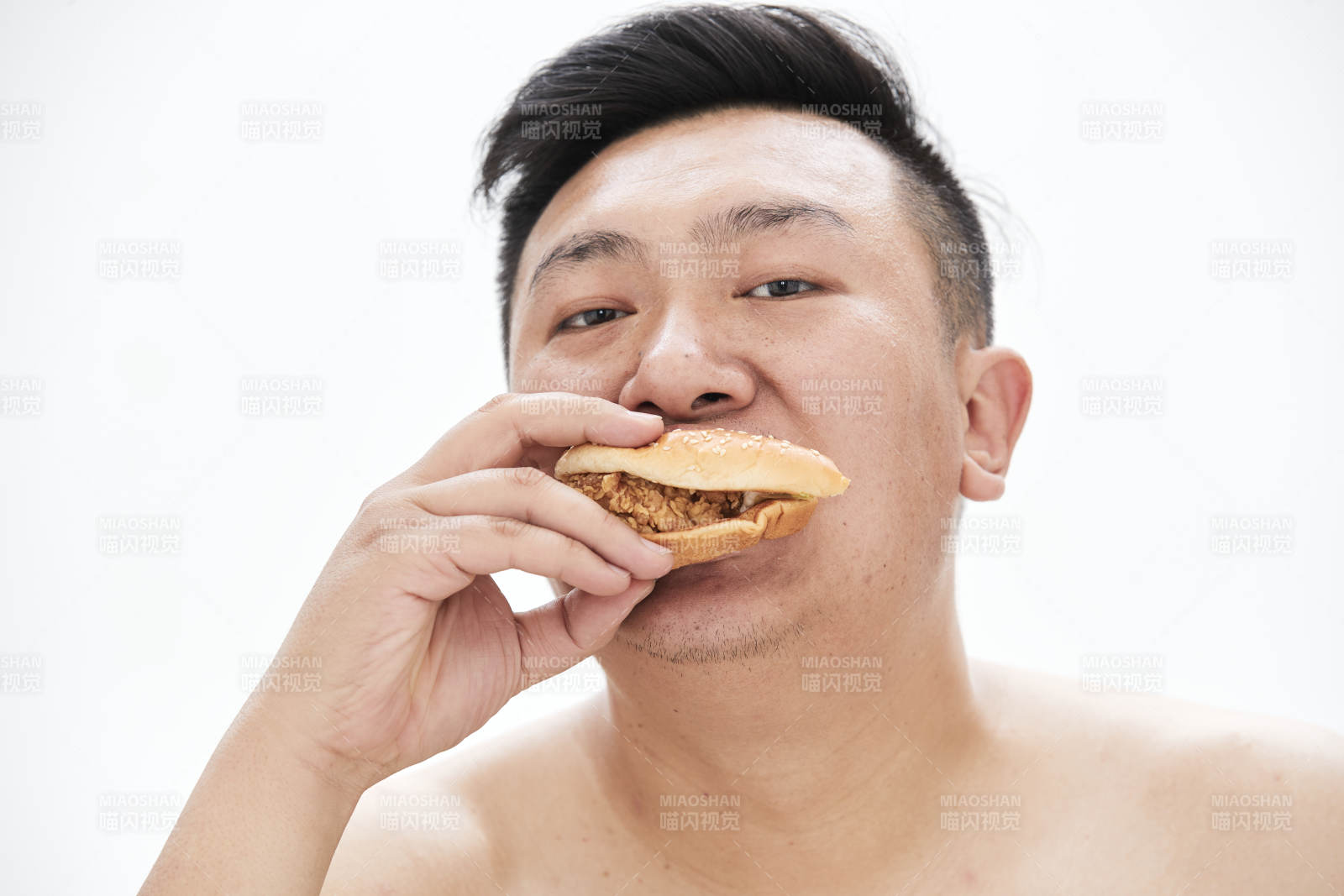 大吃特吃各种食物的肥胖亚洲男子图片
