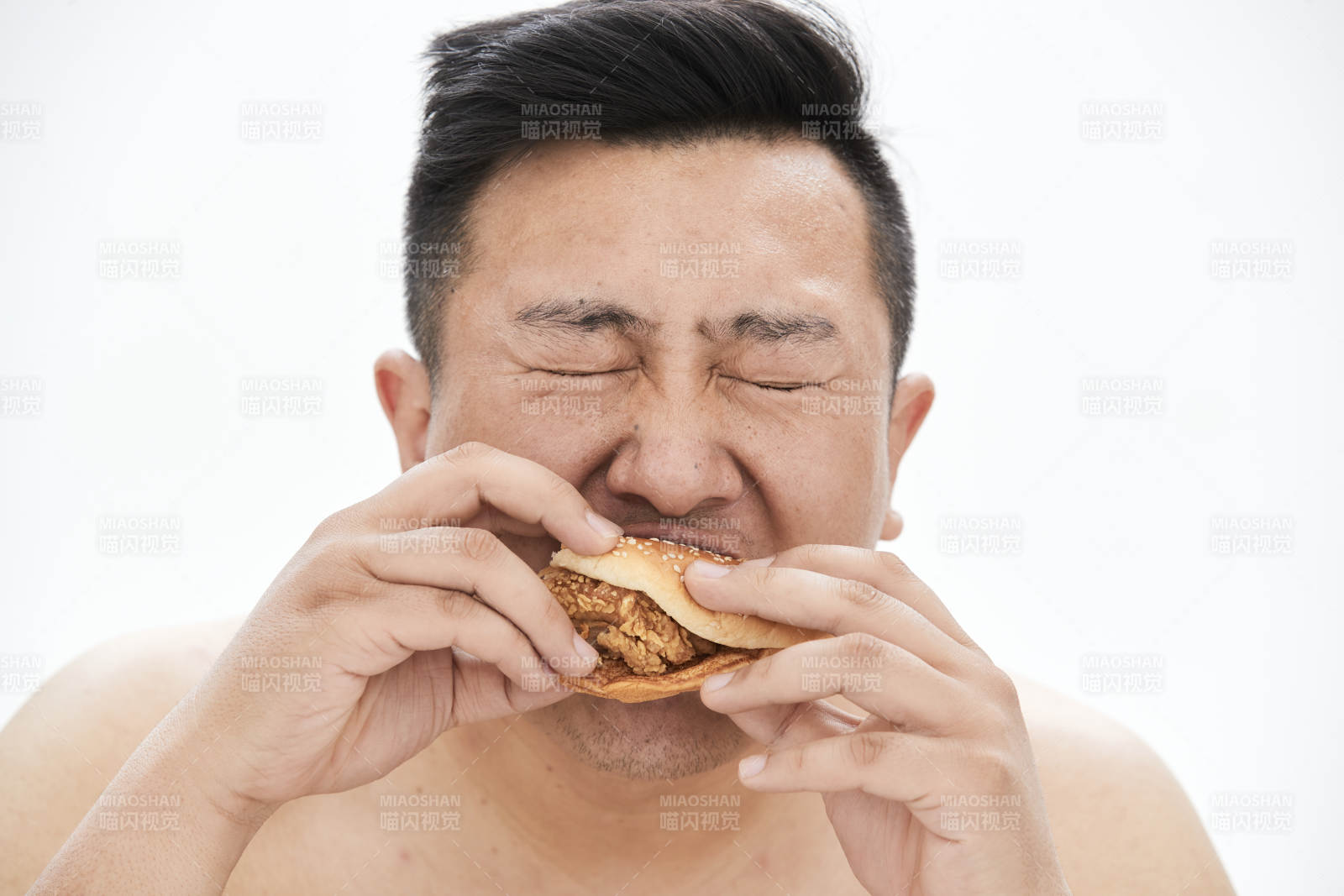 大吃特吃各种食物的肥胖亚洲男子图片