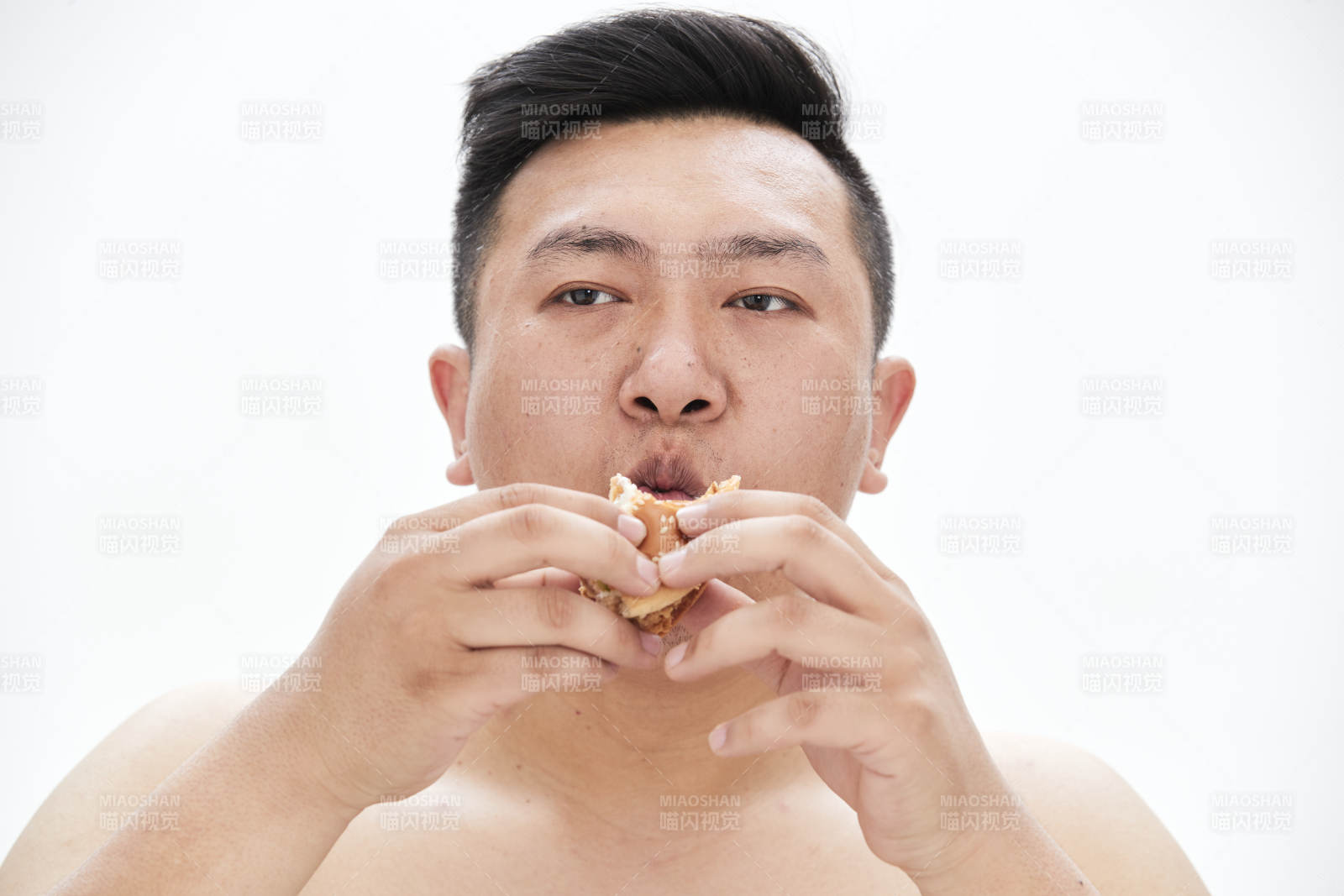 大吃特吃各种食物的肥胖亚洲男子图片